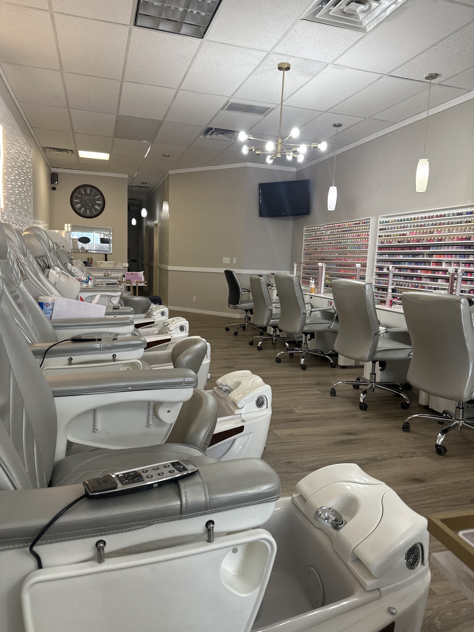 Vivi nails spa logo